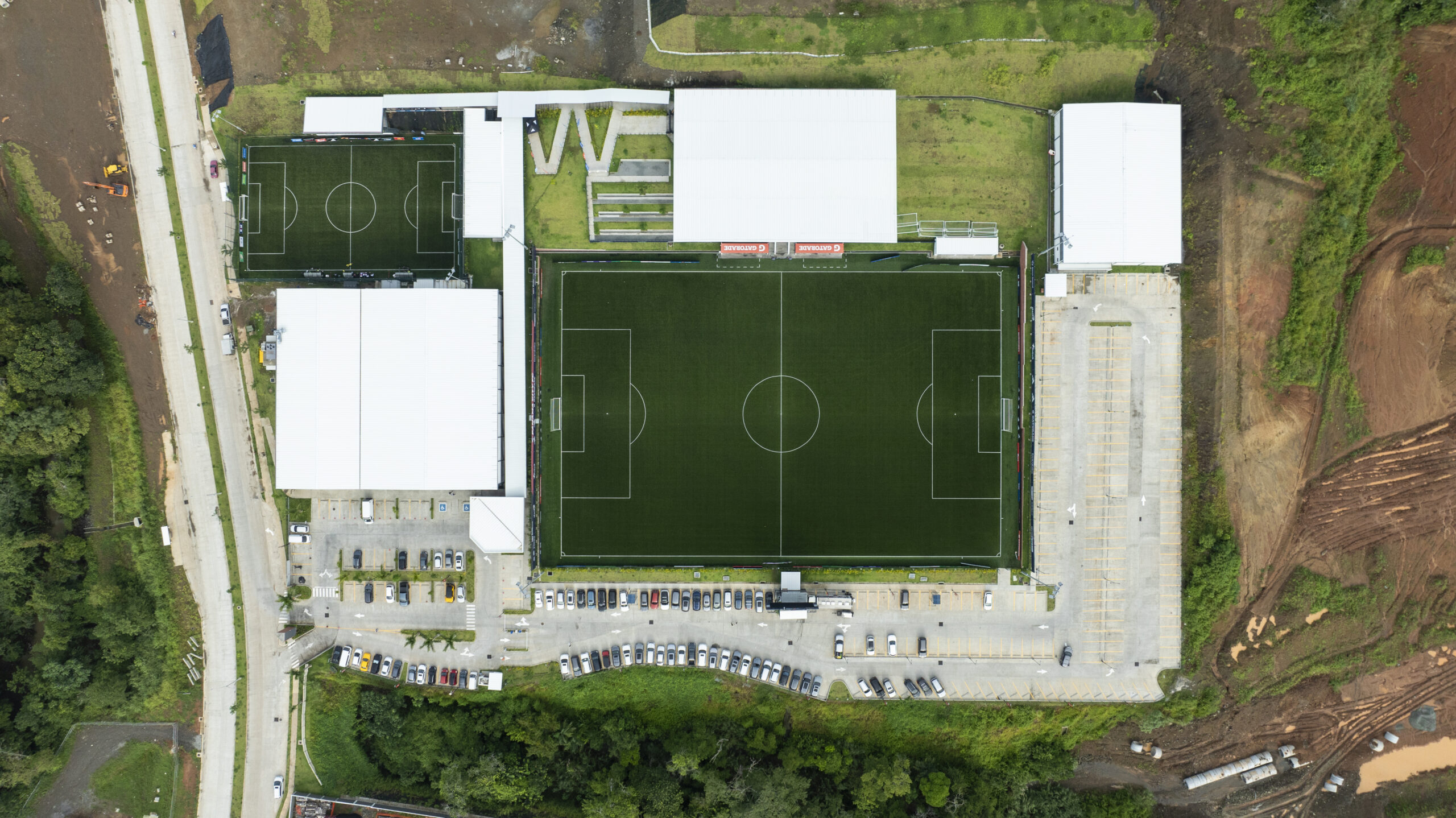 Canchas de fútbol de Yappy Park listas para la competencia.